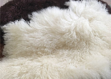 Chiny Długie włosy Naturalna wełna owcza kędzierzawa Mongolskie białe futro Materiral do rzucania w łóżkach dostawca