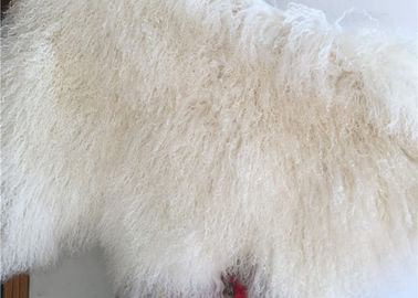 Chiny 100% skóra owcza, naturalne długie włosy, mongolski krem ​​z jagnięcej skóry, biały dywanik z kręconego futra dostawca