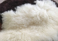 Chiny Długie włosy Naturalna wełna owcza kędzierzawa Mongolskie białe futro Materiral do rzucania w łóżkach firma